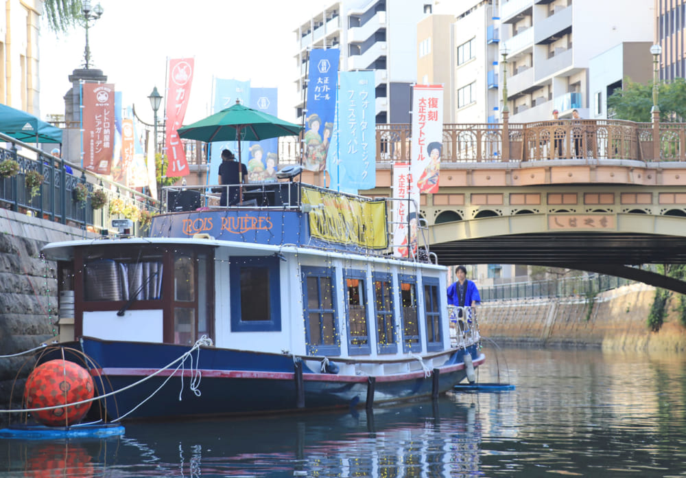 船上バー「トロワリヴェール号」