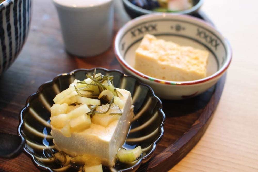 やっこ豆腐　セロリと昆布の漬けあわせ