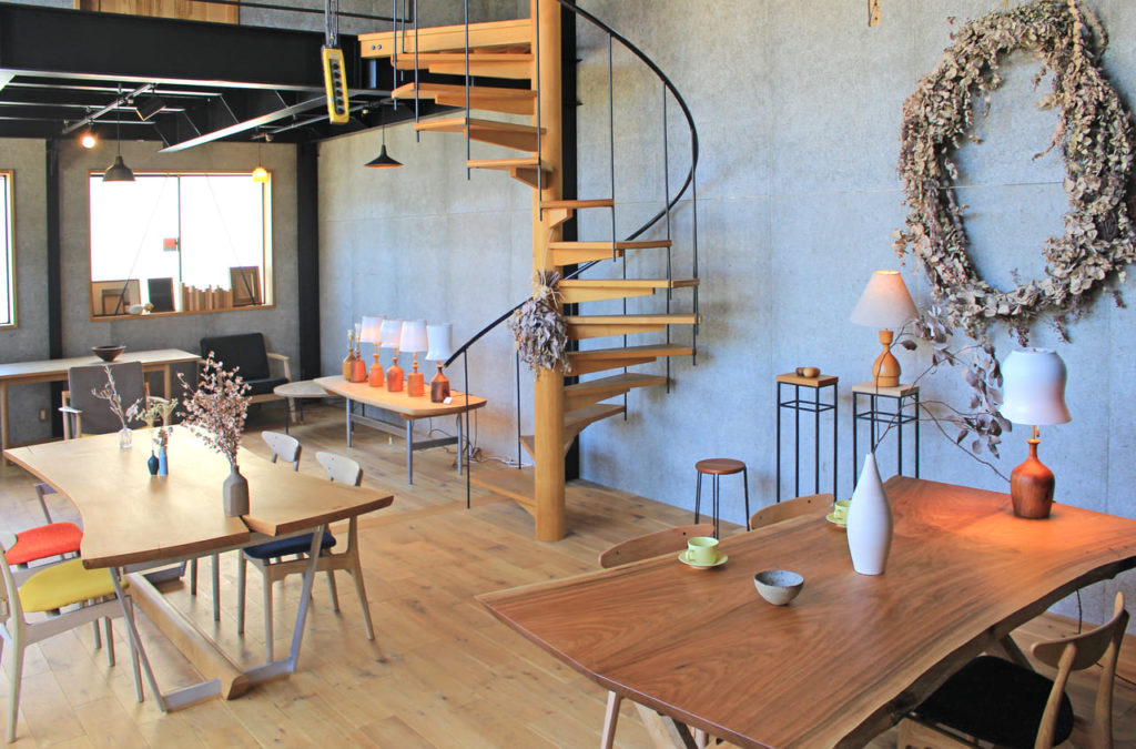 素材の持つ質感と形の調和を追求した国産材の家具。稲熊家具製作所