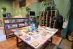 ホリエビルが運営するフリーペーパー専門店「ONLY FREE PAPER」＆喫茶店「喫茶River」