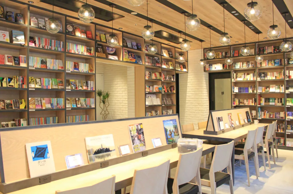 LAMP LIGHT BOOKS HOTEL nagoya: Unique Hotel with a 24H Book Cafe !