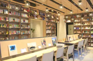 [Tóm tắt] Bạn có thể đắm mình trong thế giới sách với một ly đồ uống trên tay. Quán cà phê sách quanh Aichi và Nagoya