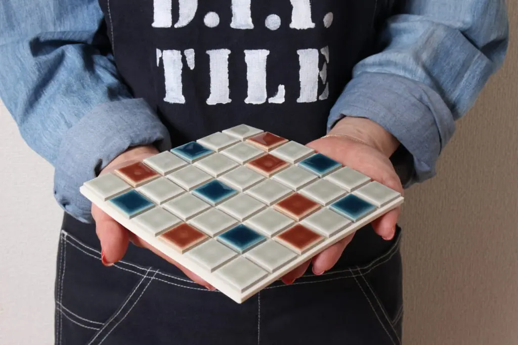 美濃焼タイルをシールで簡単に!「D.I.Yタイル」