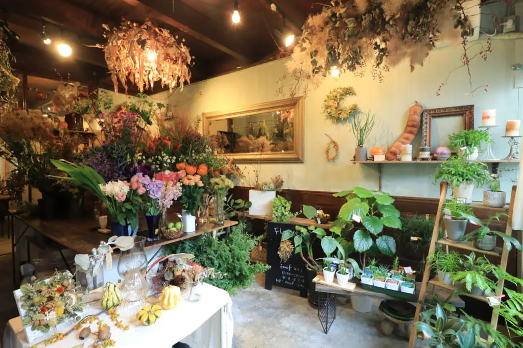 築90年の長屋にある小さな花屋「emof（エモフ）」でワークショップを体験してきました。