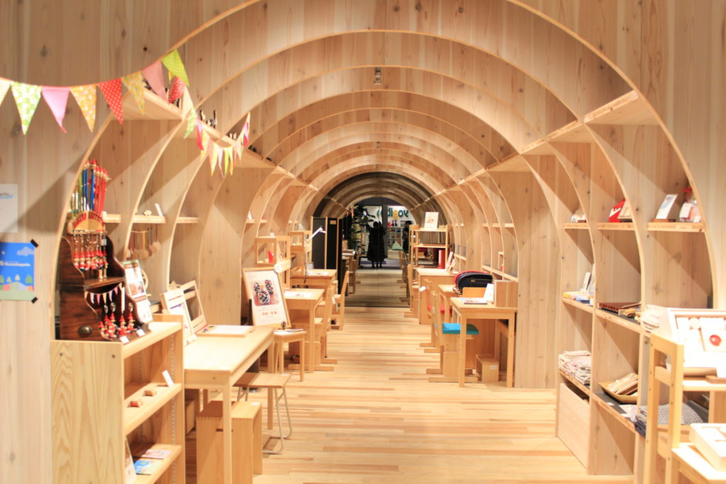 大人になっても大切にしたくなる無垢の学習机。100％国産材を使用した学習机＆家具「キシル名古屋店」