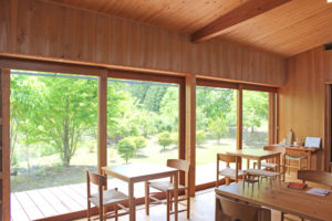 店主がカフェと工房をセルフビルド。のどかな田園風景の中で、つくる楽しさを体験できる「木工房&カフェ 結(むすび)」