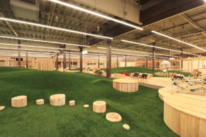 雨の日でものびのび遊べる!木に囲まれたショッピングセンター「moriwaku market(森ワクマーケット) 養老店・輪之内店」