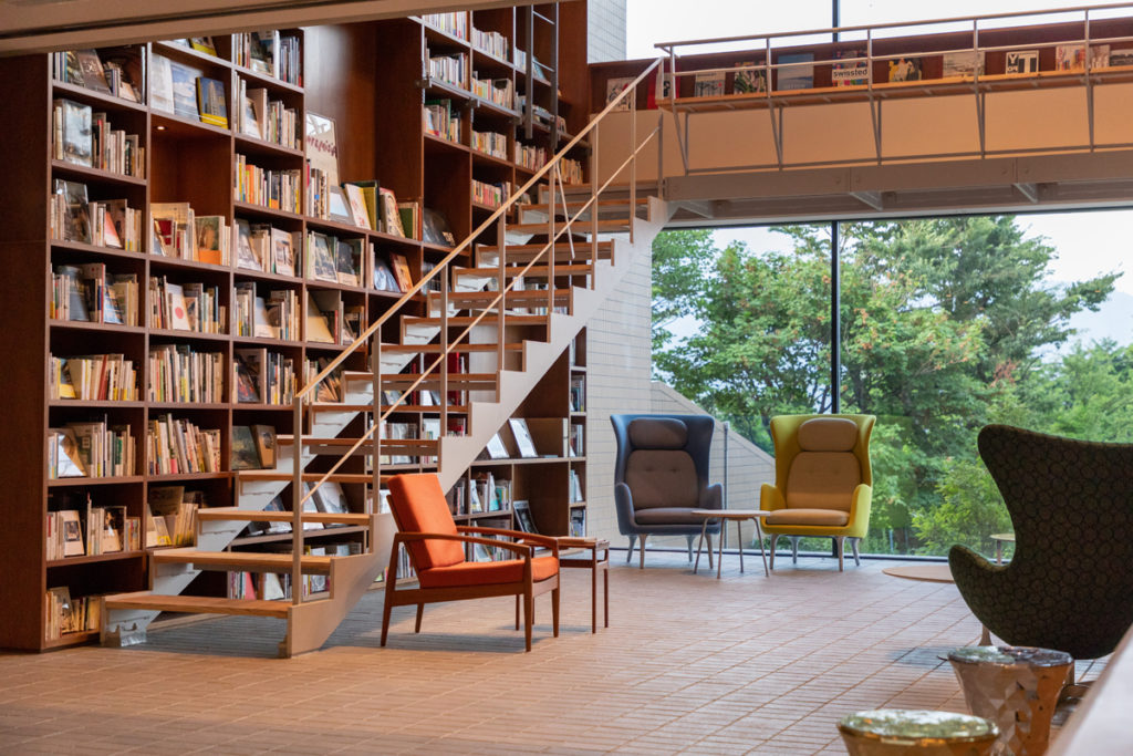 本屋でもなく、図書館でもなく、旅館でもない。大人のための秘密基地「箱根本箱」