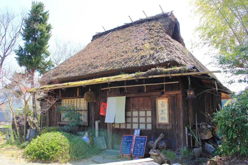 日本昔話に出てきそうな、茅葺き屋根が印象的な和カフェ。「自然処 (じねんじょ)」