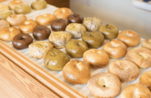 一口食べれば、誰もが笑顔に!皮はバリッ、中はもっちりベーグルが魅力「coharu*bagel(コハルベーグル)」