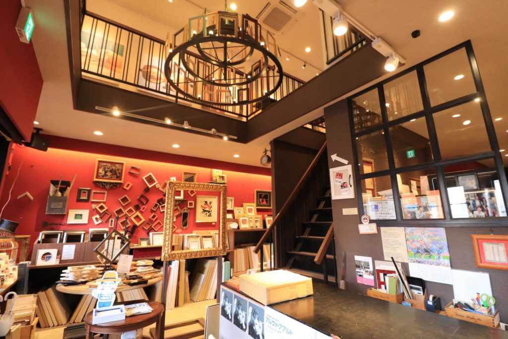 世界中のどこを探しても見つからないような額縁店を。納屋橋に根付く、老舗「高山額縁店」