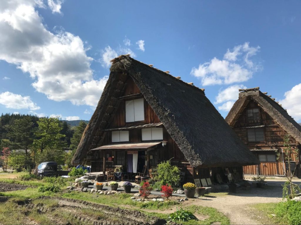 世界遺産白川郷にある合掌造りカフェ。「喫茶・落人（おちうど）」