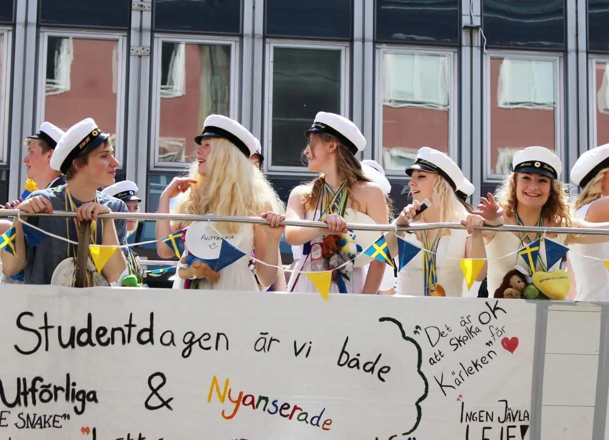 【スウェーデンの暮らし】日本だとありえない？高校の卒業パレード「Studenten」