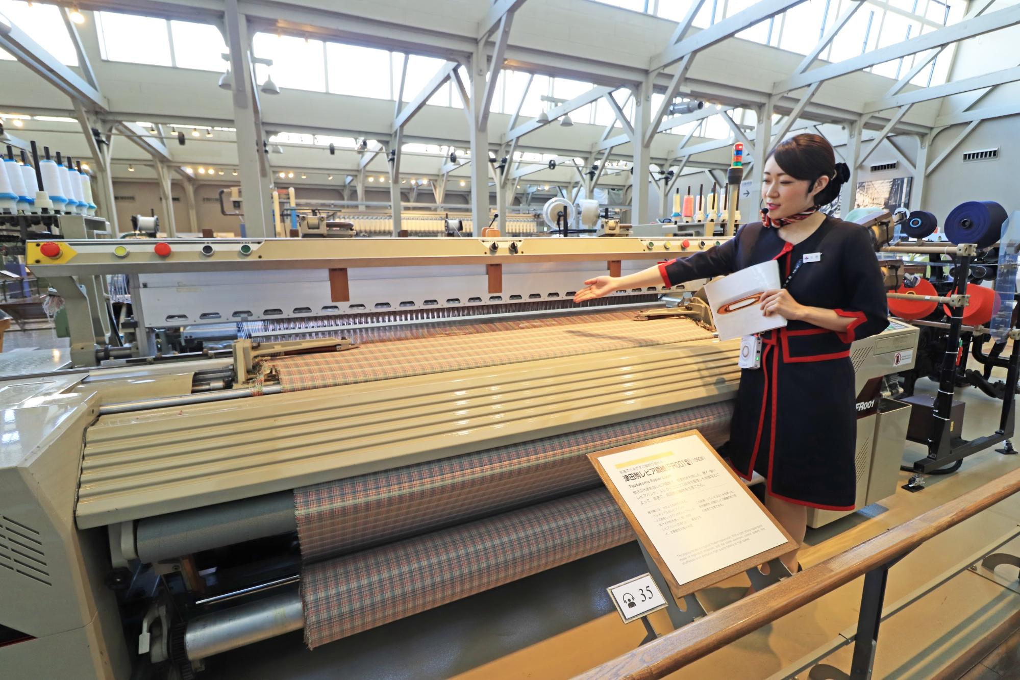 よこ糸をはさんで運ぶ「レピア織機」