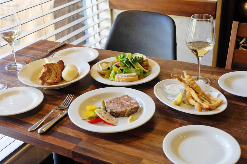 おいしいワインとビストロ料理で、食を丁寧に愉しむ。「ツバメ食堂」