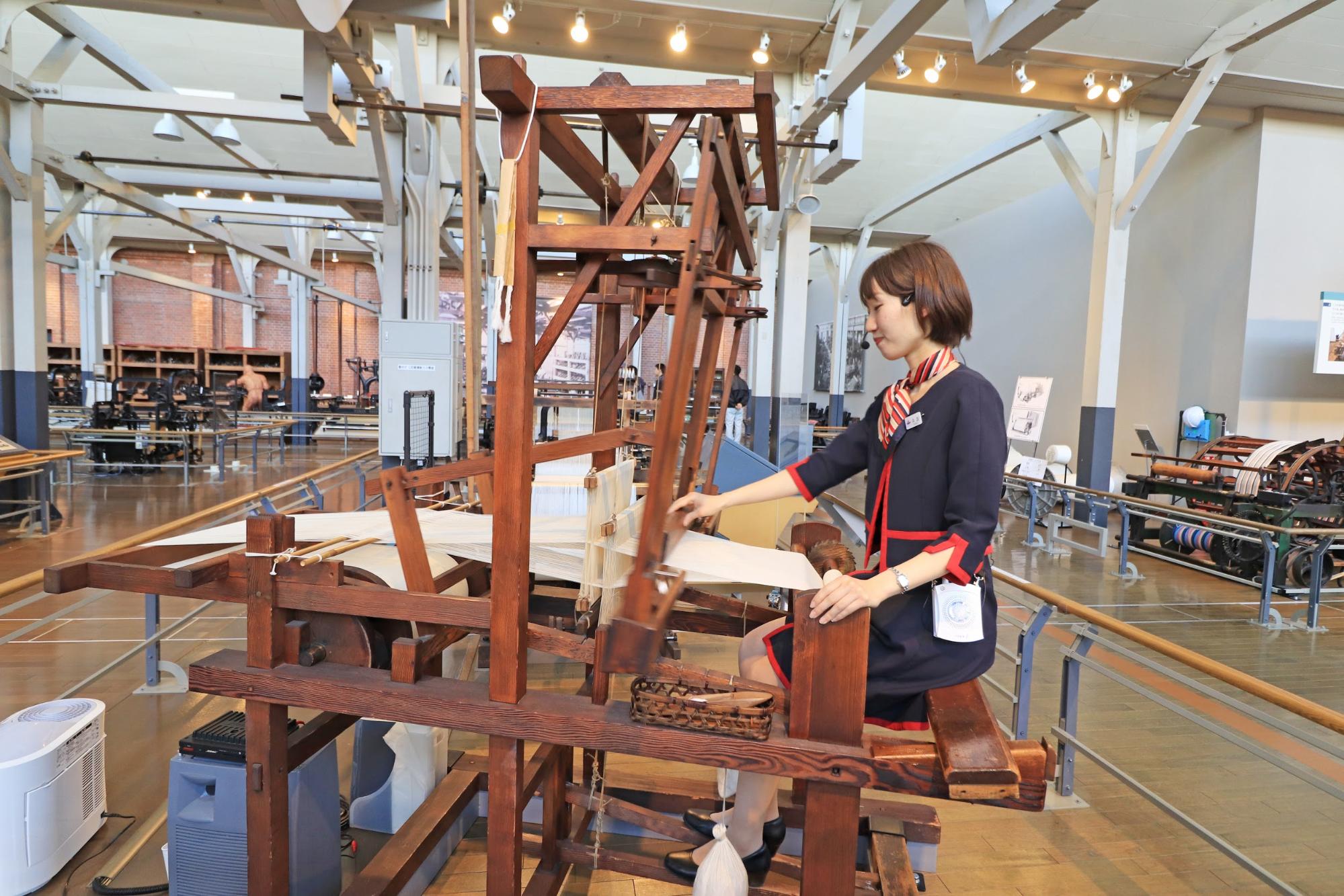佐吉の最初の発明「豊田式木製人力織機」