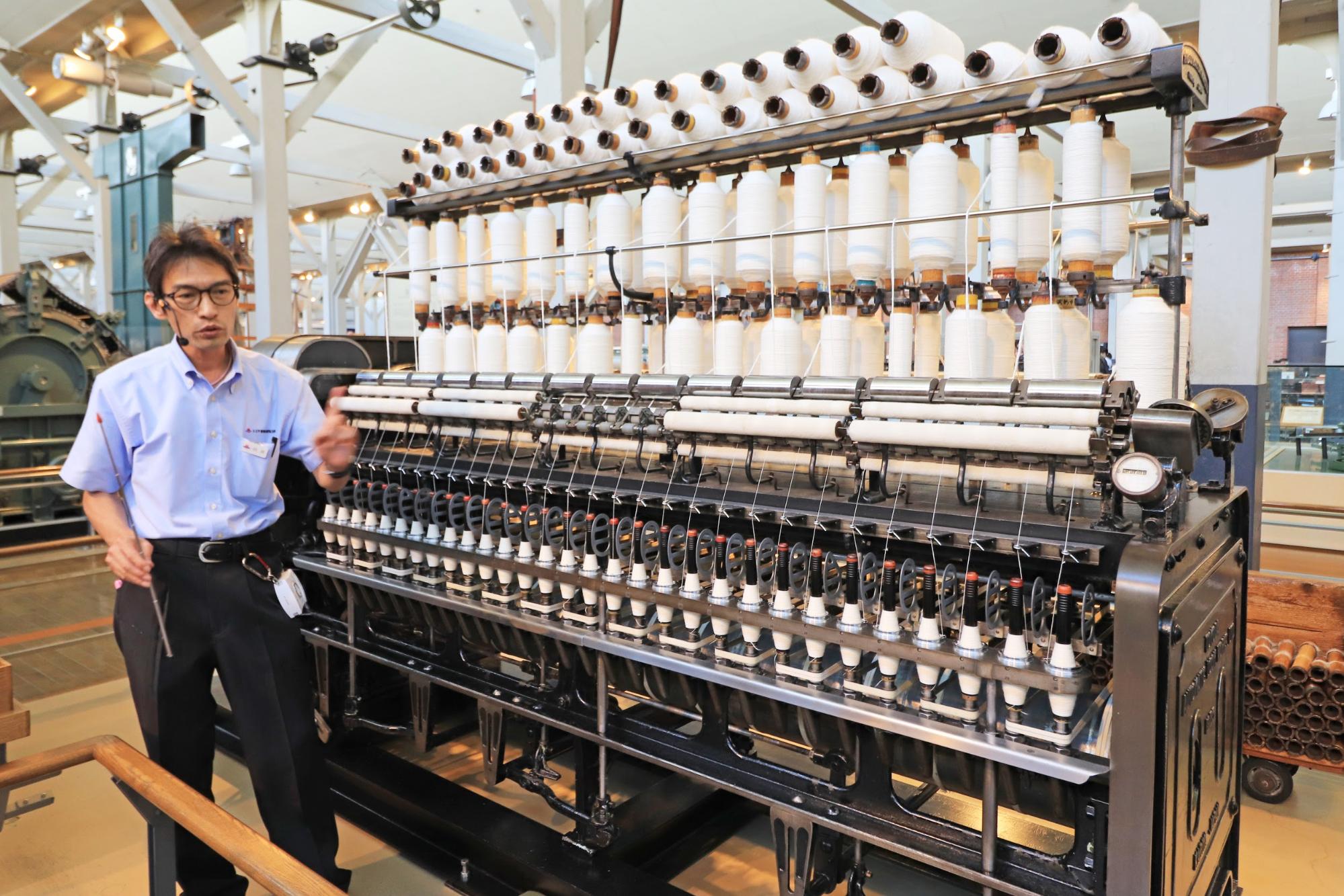 精紡機（展示しているリング精紡機は、1955年に豊田自動織機製作所が製造したもの）