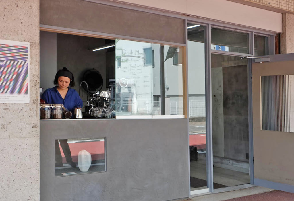 レトロな水上ビルに誕生した、ホッと一息つけるコーヒースタンド「無名 coffeestand(ムメイ コーヒースタンド)」