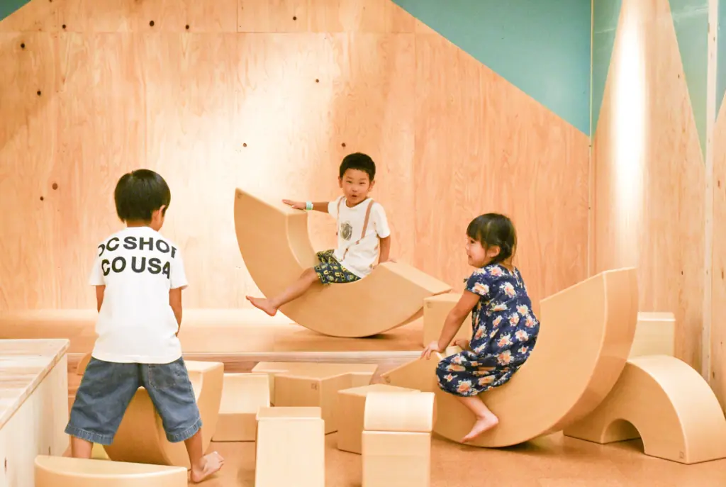 【雨の日でもOK!】木の香りに包まれながら、親子でのびのび遊べる「森のわくわくの庭 輪之内店・養老店」