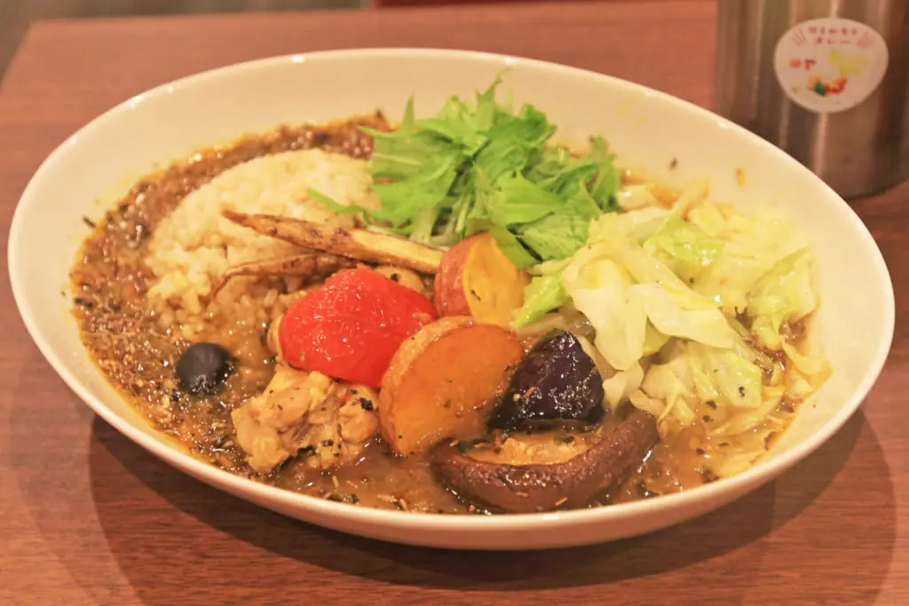 心と体が喜ぶスパイスカレー。地元で生産されたフレッシュな野菜と、こだわりの玄米を使った完全食「はるかなるカレー」