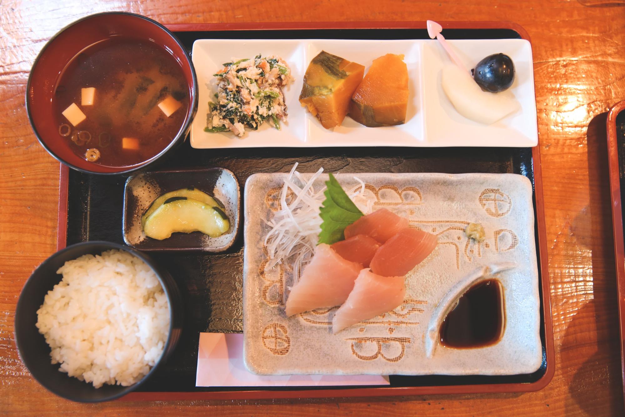 トロマグロの刺身定食　￥880