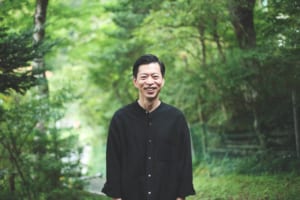 森のアトリエで生み出される、作陶家・吉田直嗣さんの 黒と白の器。