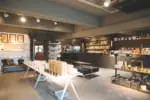 まるで空港ラウンジのようなカフェレストラン 「AIRSIDE RESTAURANT AND DEPARTMENT」