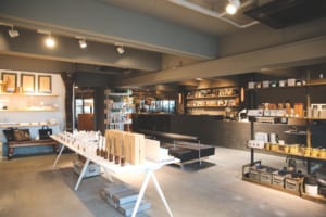 まるで空港ラウンジのようなカフェレストラン 「AIRSIDE RESTAURANT AND DEPARTMENT」