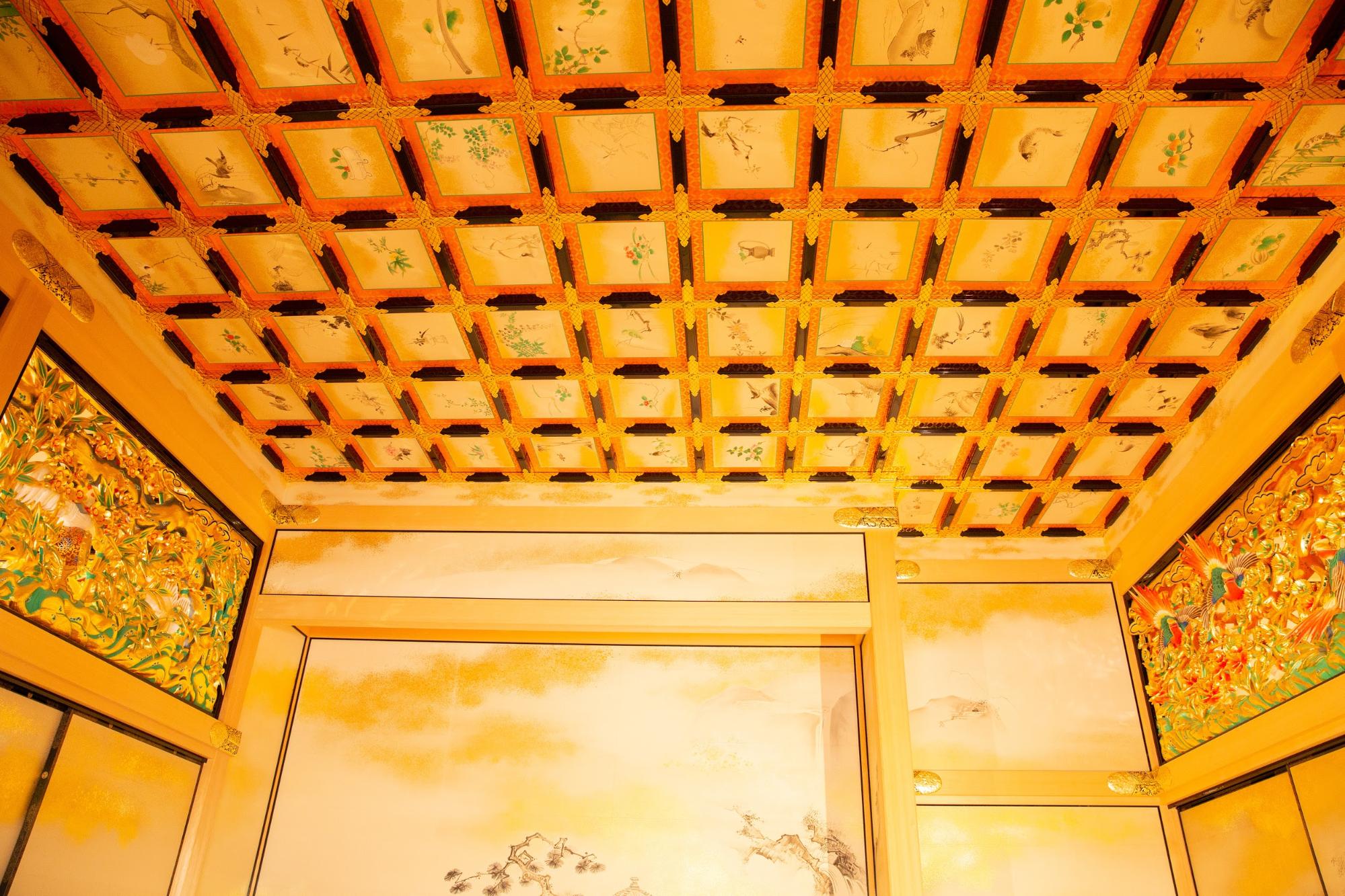 The &quot;black lacquered coffered ceiling with metal fittings&quot; in the San-no-ma room. The ceiling is coated with black lacquer and has decorative metal fittings, and each lattice is decorated with a ceiling panel.