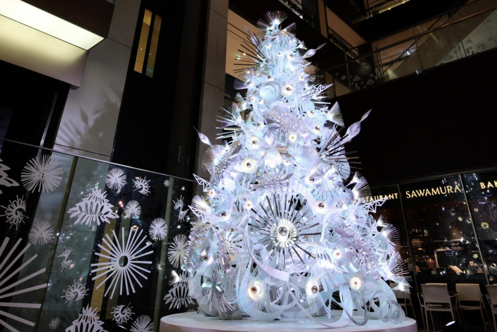 東海一高いビル、ミッドランドスクエアが描く白銀の世界。クリスマスイルミネーション点灯式「White Fantasia」