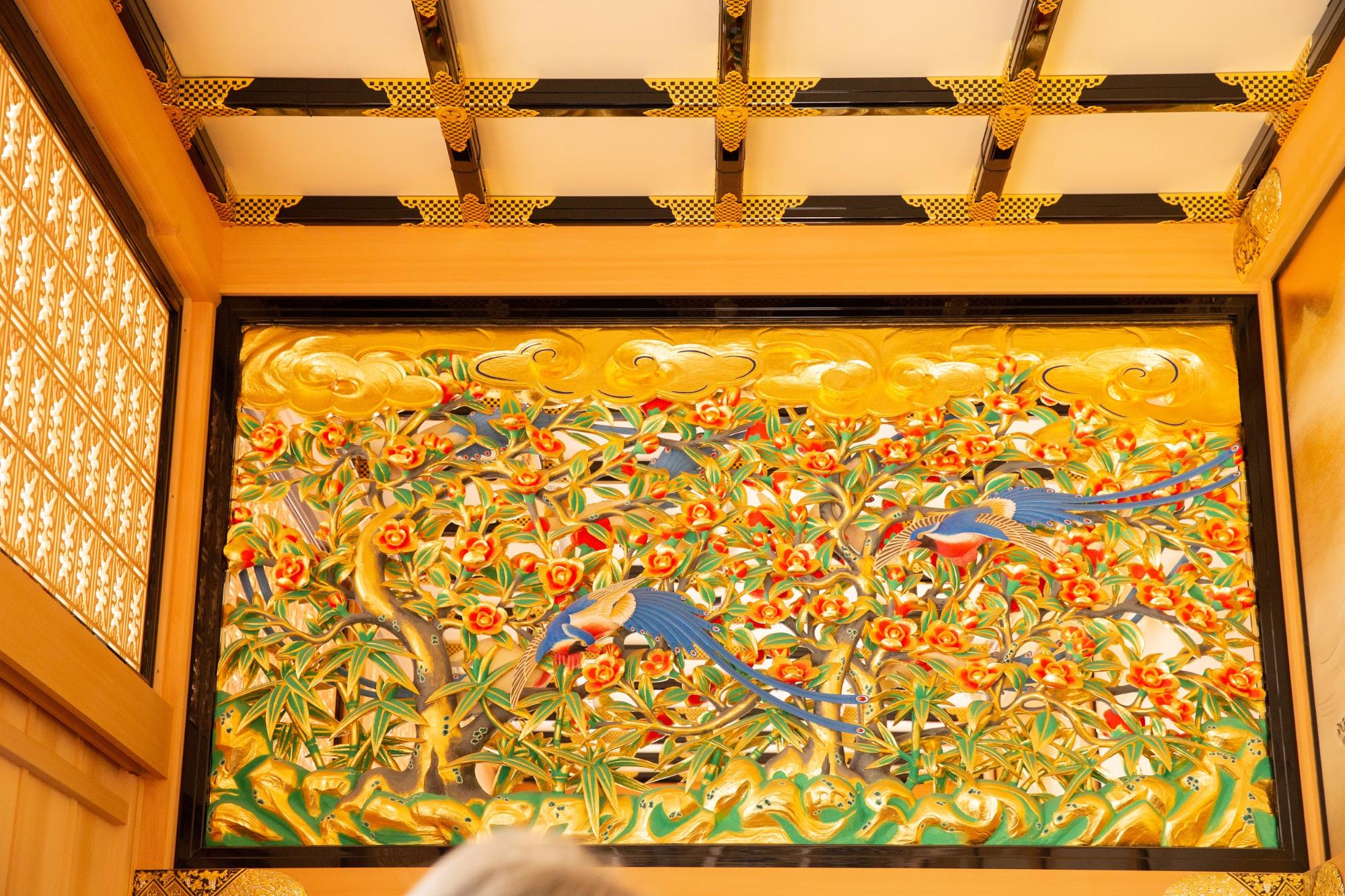 Transom carvings in Hommaru Palace&#39;s Jorakuden featuring flowers, birds, winds, and the moon.