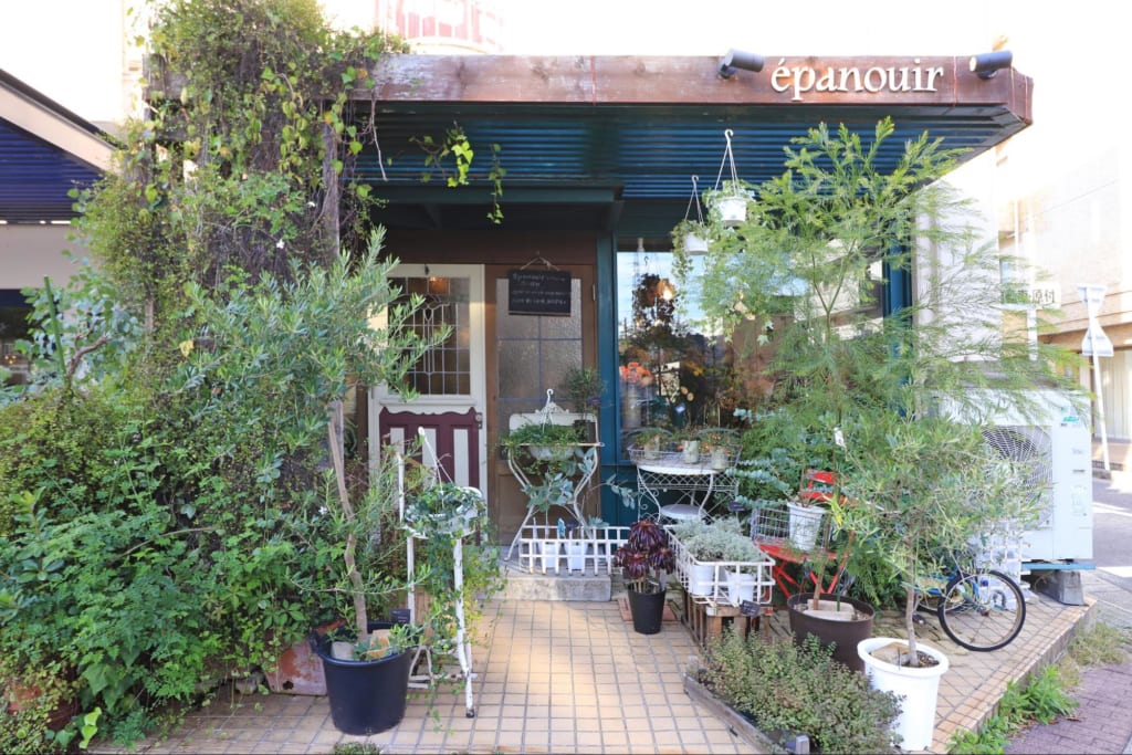 天白区の住宅街に佇む、季節感と非日常感を味わえるフラワーショップ「epanouir」