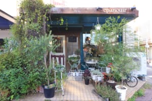 天白区の住宅街に佇む、季節感と非日常感を味わえるフラワーショップ「epanouir」
