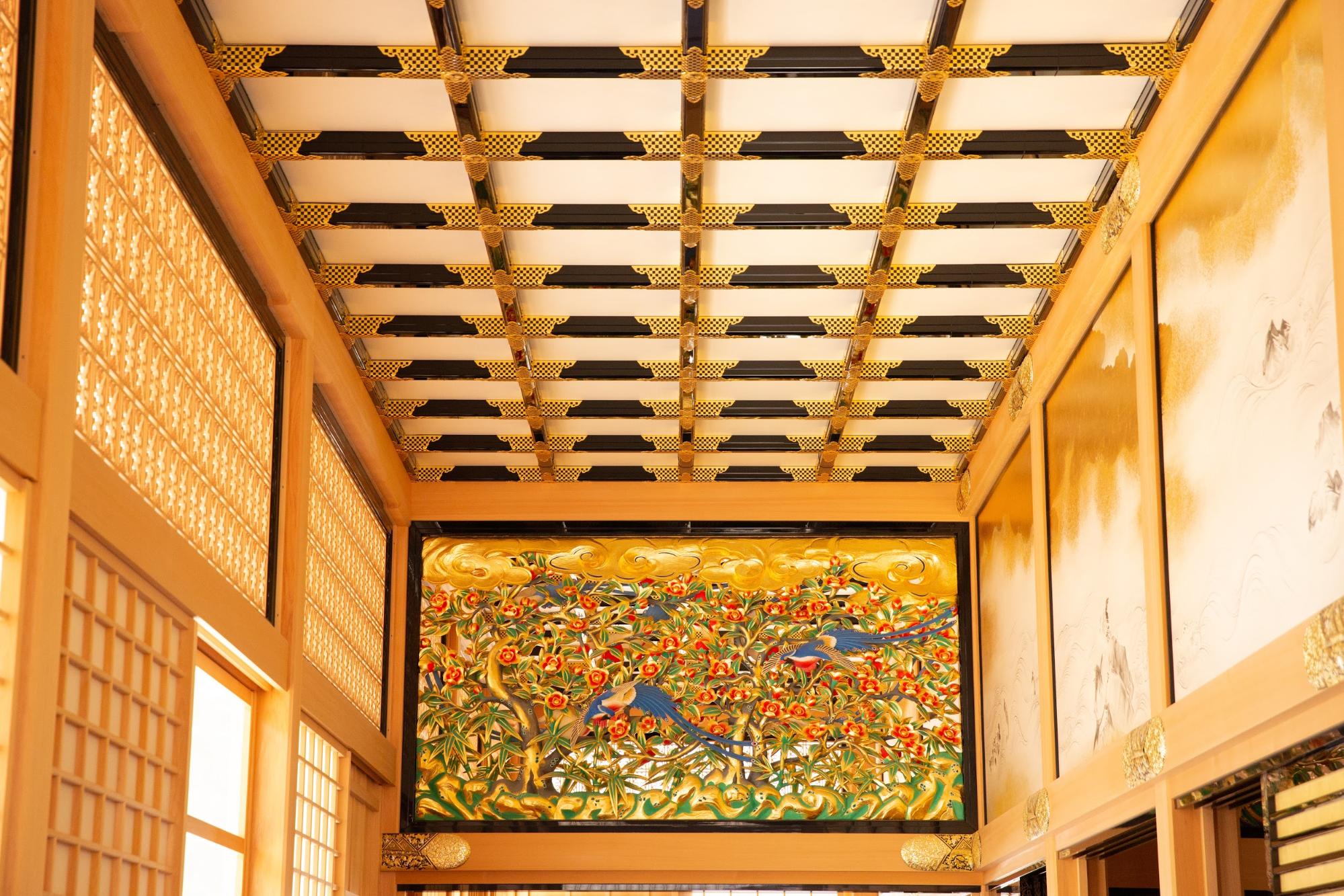 Transom carvings in Hommaru Palace&#39;s Jorakuden featuring flowers, birds, winds, and the moon.