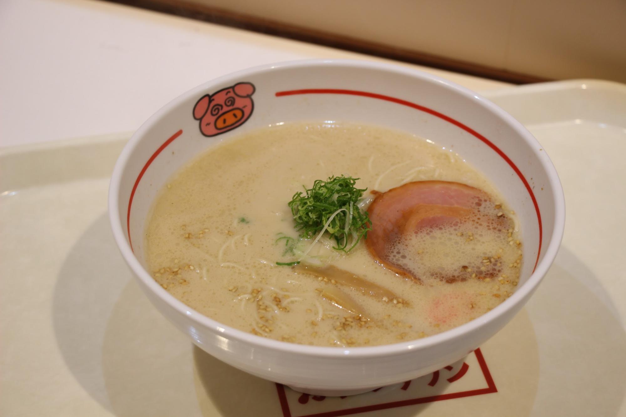 ブタメン豚骨ラーメン（820円）　器もとってもかわいいです！