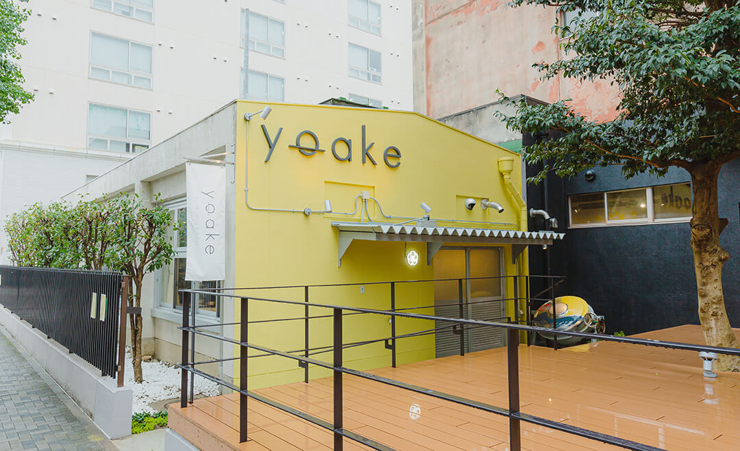 旧・那古野小学校の給食室をリノベーション。世界中おいしいものをつなぐ食堂「yoake」