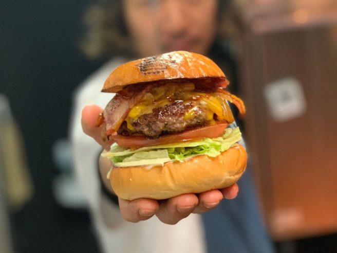 改变价值观的美食汉堡。100%牛肉多汁肉饼和各种材料的和谐“The Burger Stand N’s”