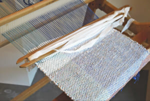 上質な着物が毎日使えるアイテムに生まれ変わる、裂織作家の作品展