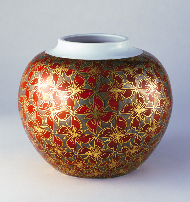 富本憲吉《色絵金銀彩四弁花模様飾壺》1960 年 岐阜県現代陶芸美術館蔵