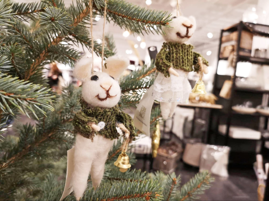 【スウェーデンの暮らし】ウィンターライトがあたたかく照らす、冬のスウェーデンの一般家庭の窓辺