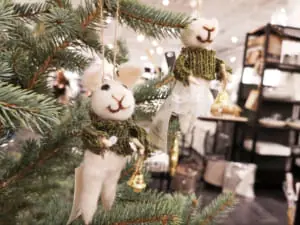 【スウェーデンの暮らし】ウィンターライトがあたたかく照らす、冬のスウェーデンの一般家庭の窓辺