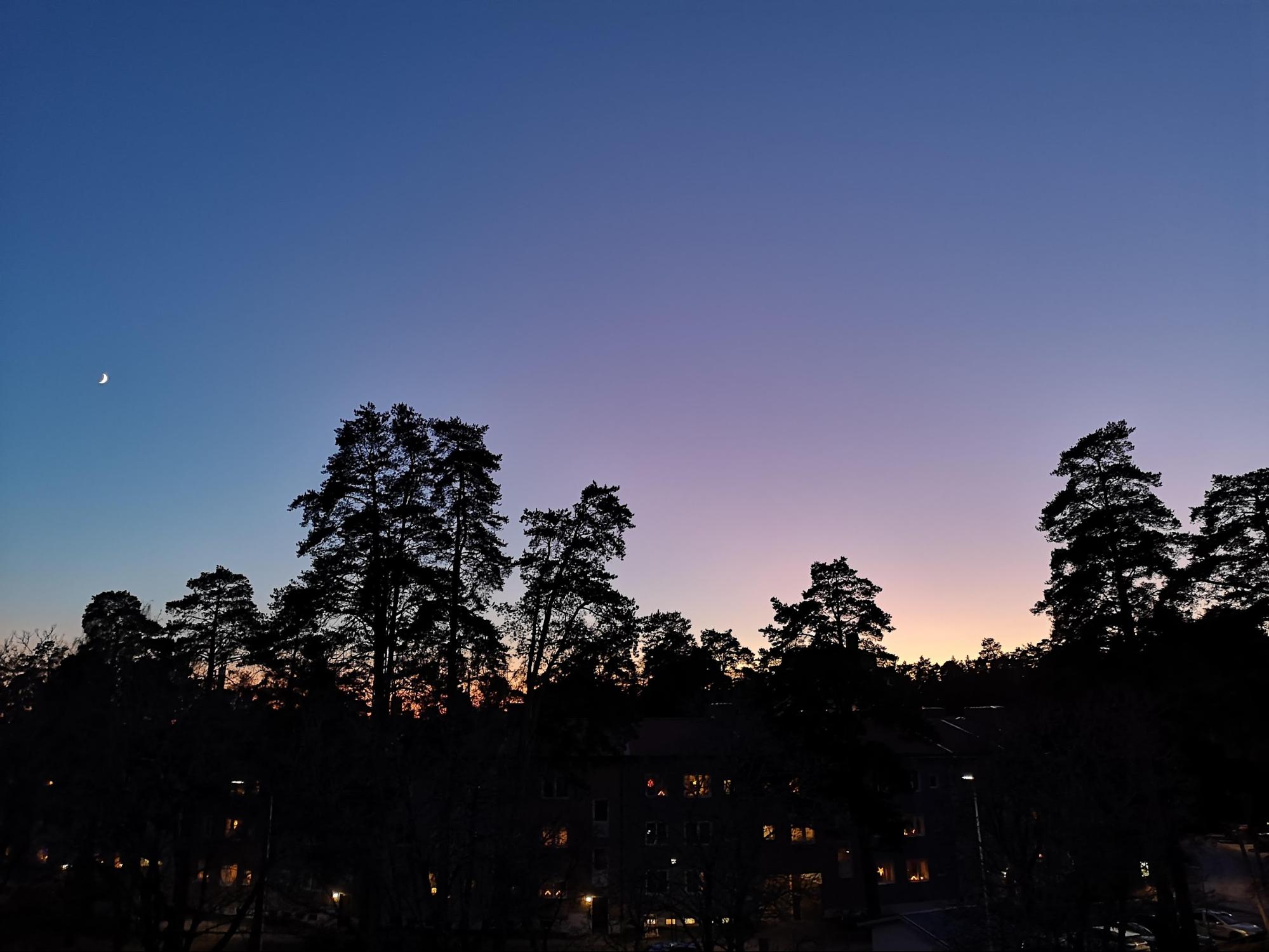 スウェーデンの暮らし スウェーデンの教会 ピンクの空が鮮やかな大聖堂から見る元旦の夕焼け