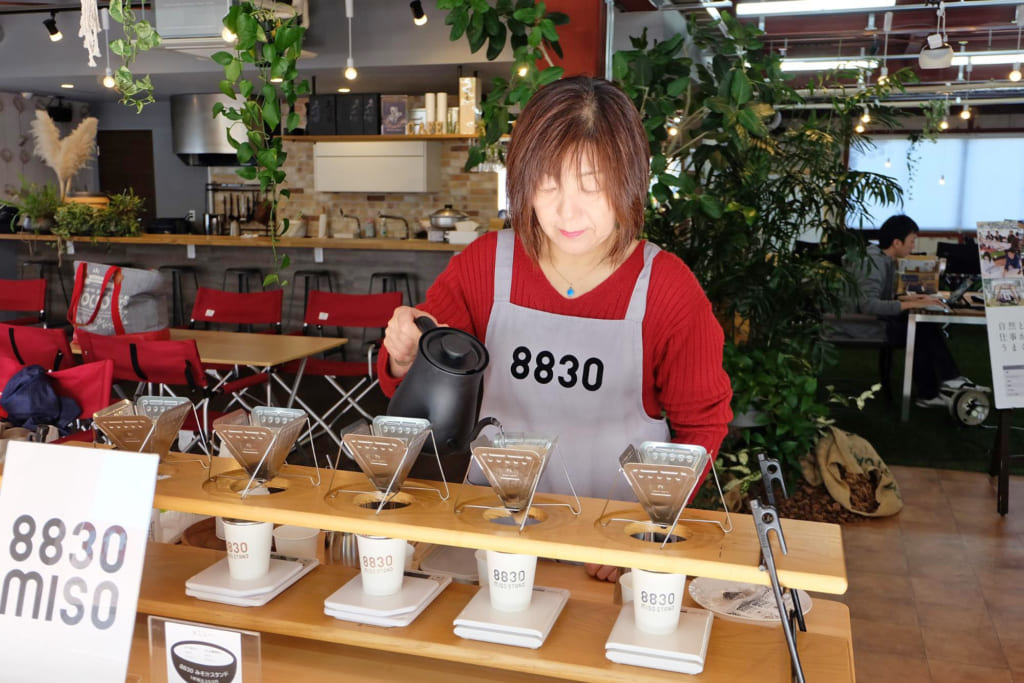 オシャレなミソスープスタンドで街を盛り上げる「8830miso（ハチハチサンマルミソ）」