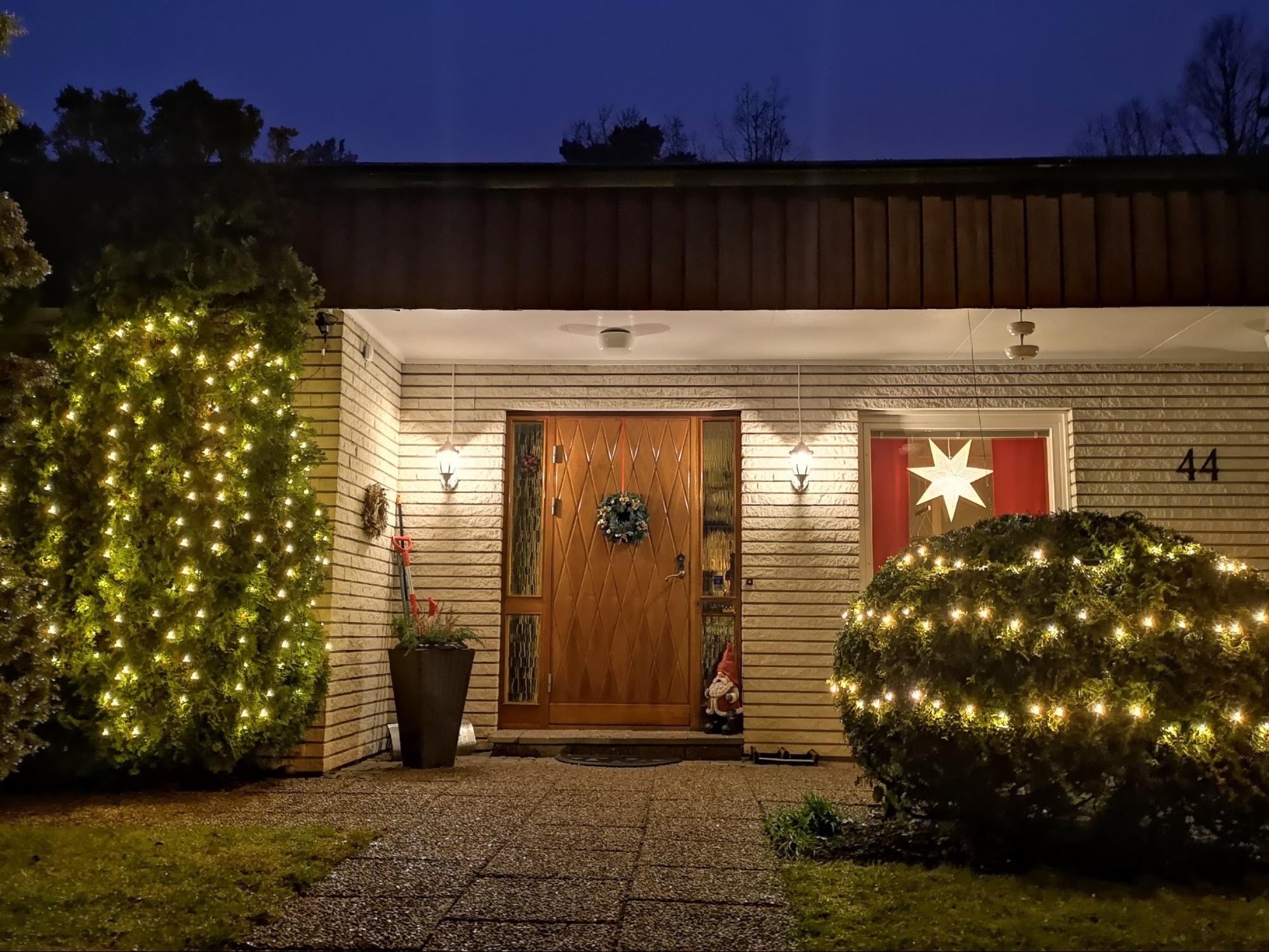 スウェーデンの暮らし ウィンターライトがあたたかく照らす 冬のスウェーデンの一般家庭の窓辺