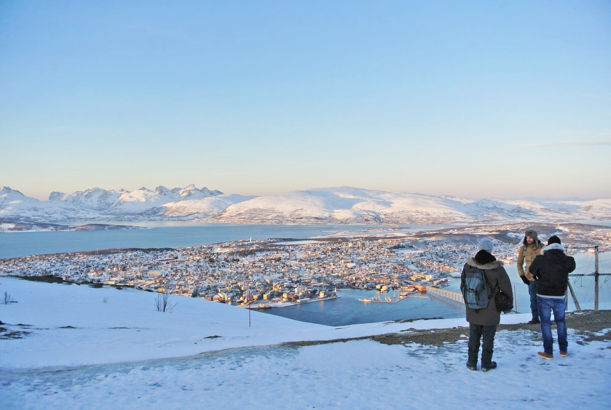 【ノルウェー トロムソ】真っ白なフィヨルドを望む、北極圏の大自然を一望出来る「山のエレベータ」とは？