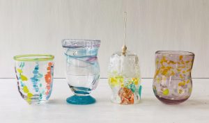 色彩鲜艳，给人以清凉的感觉。Tajimi市玻璃工作室“Tickleglass”吹玻璃体验