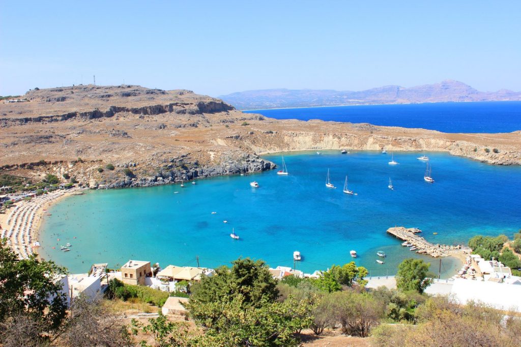 【ギリシャ ロードス島】ロードス島で一番美しいビーチを望む、白い街リンドス