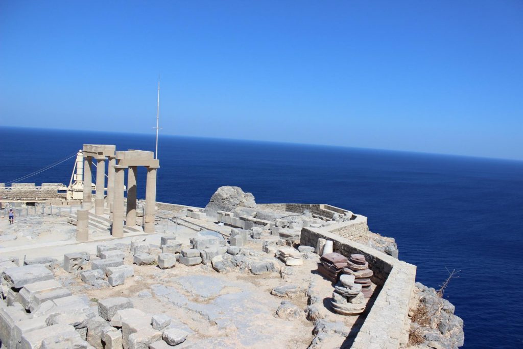【ギリシャ ロードス島】紀元前300年の建物が残る、丘の上に建つリンドスの遺跡アクロポリス