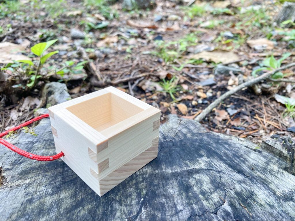 キャンプ好きな職人が開発！アウトドアのお供にぴったりなポータブル枡「オトモシマス」