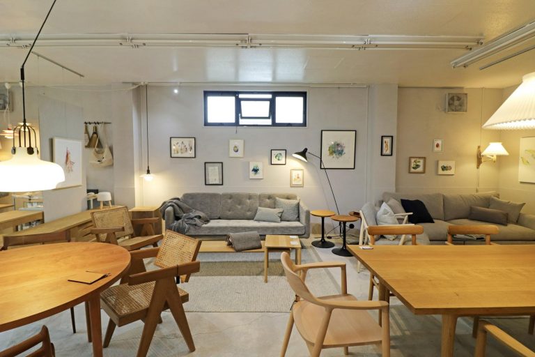 岡崎のインテリアショップ「FILT.」が、六供町に移転オープン。インテリアの伝え手として、店主・反端さんが伝えていきたいものとは。